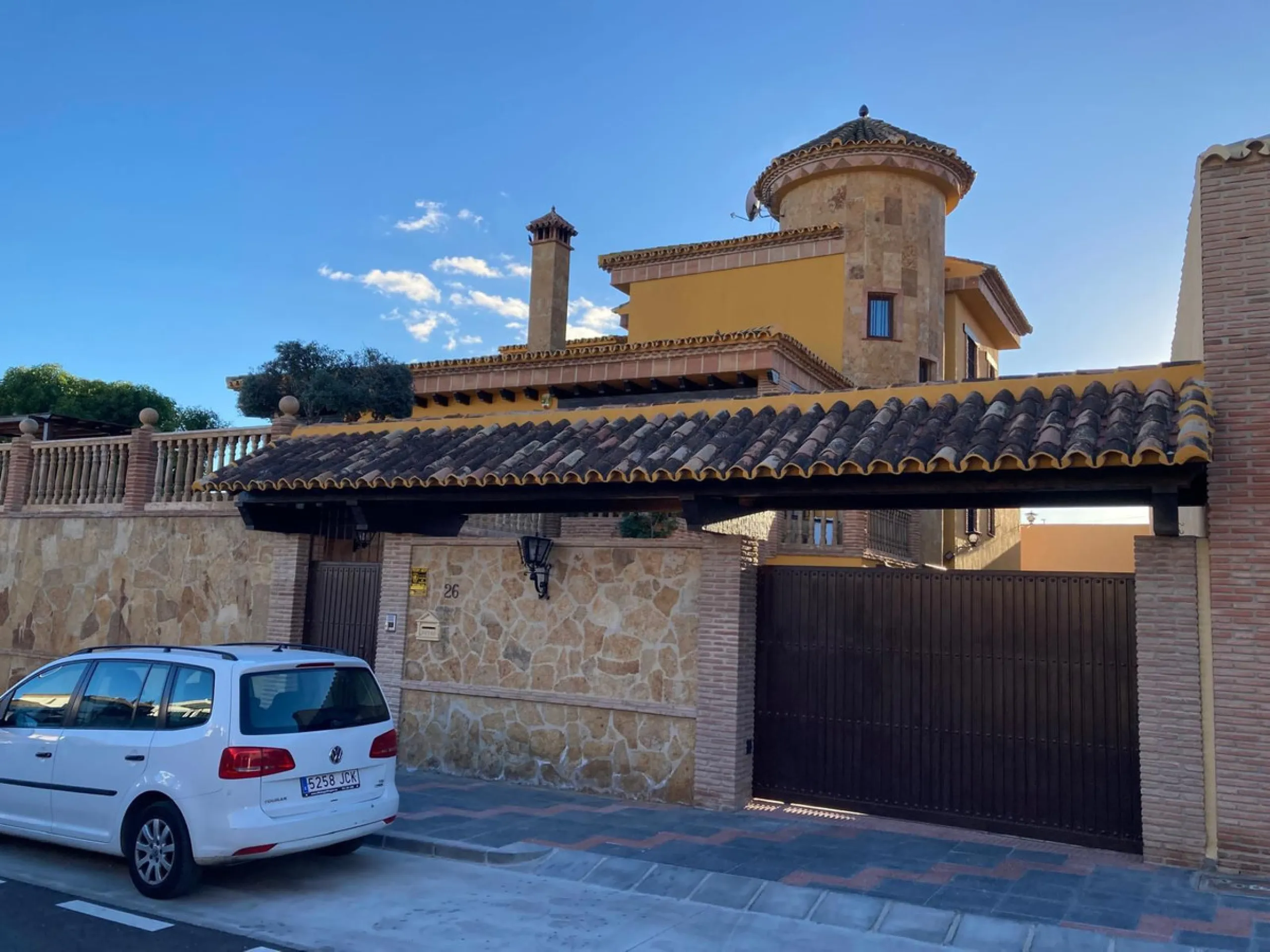 House - Detached Villa в продаже в Mijas, Málaga. В доме 4 спален и 5 ванных комнат. Площадь дома 580 м². Площадь участка 1200 м²