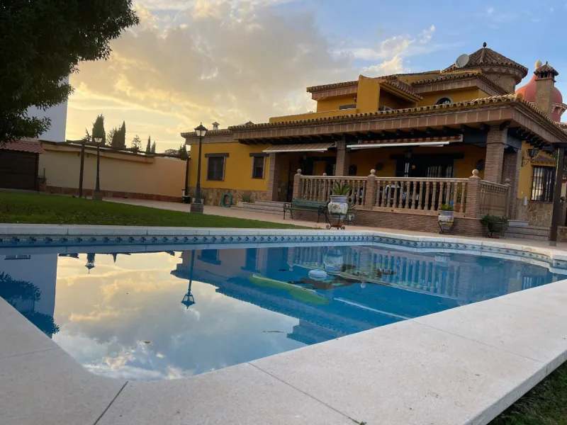 House - Detached Villa в продаже в Mijas, Málaga. В доме 4 спален и 5 ванных комнат. Площадь дома 580 м². Площадь участка 1200 м²