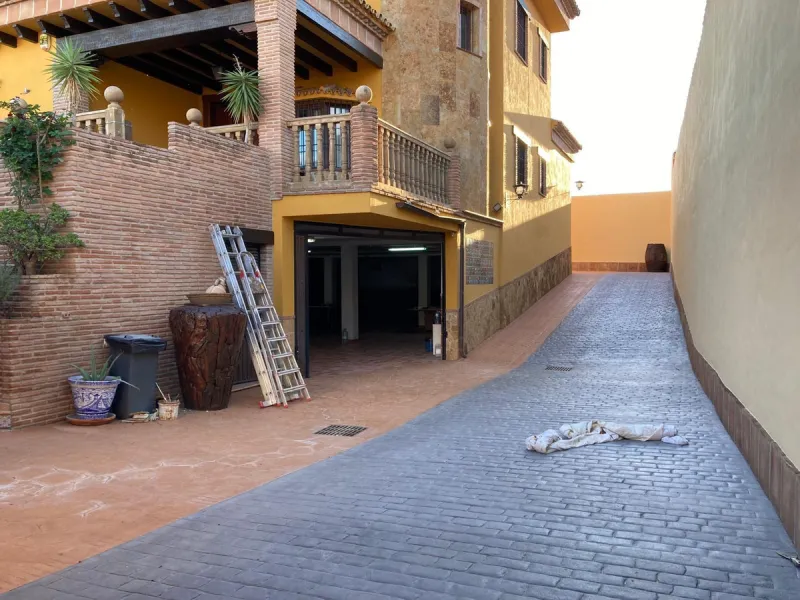 House - Detached Villa в продаже в Mijas, Málaga. В доме 4 спален и 5 ванных комнат. Площадь дома 580 м². Площадь участка 1200 м²