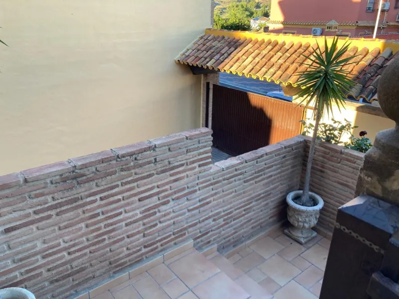 House - Detached Villa в продаже в Mijas, Málaga. В доме 4 спален и 5 ванных комнат. Площадь дома 580 м². Площадь участка 1200 м²
