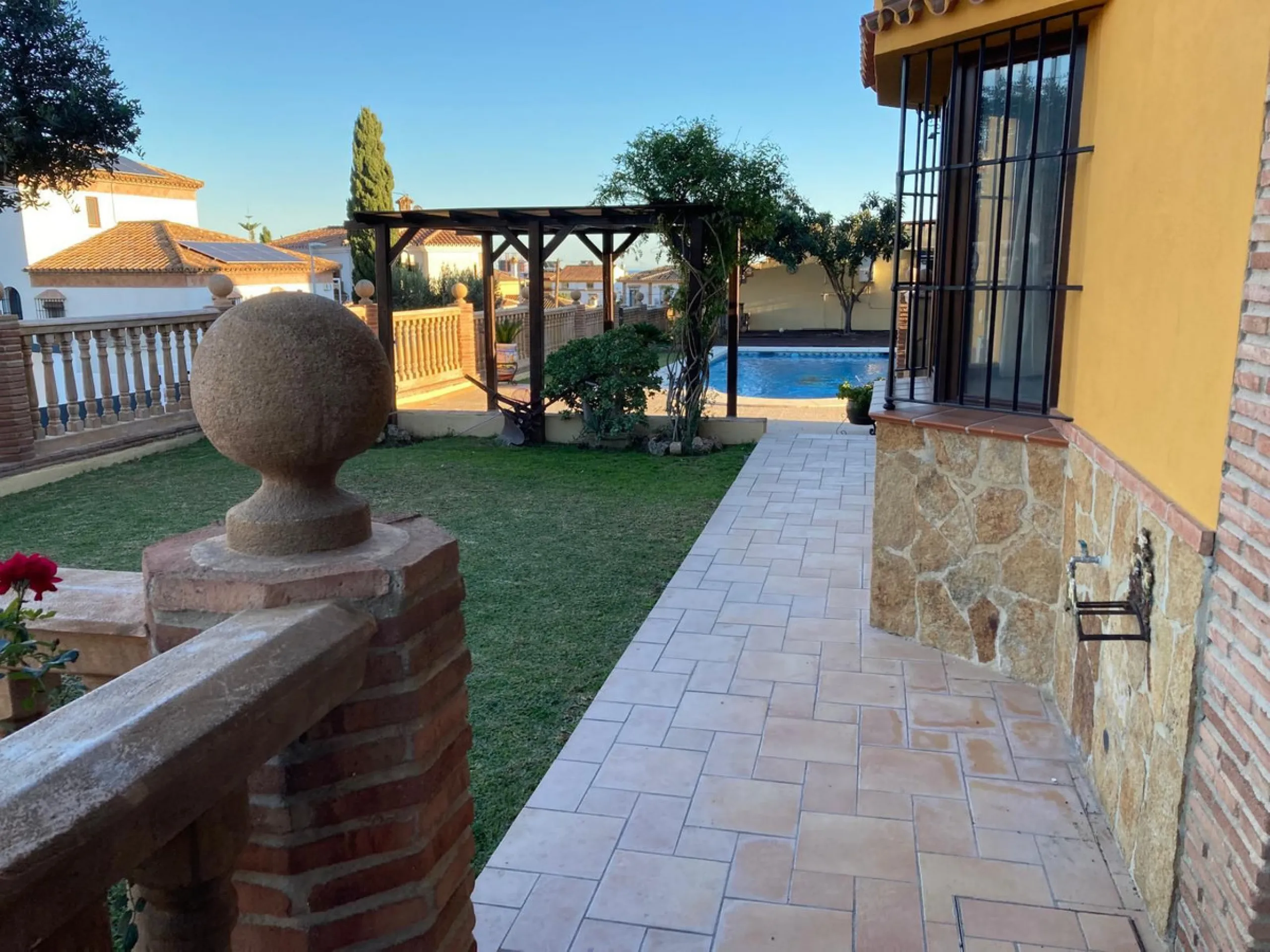 House - Detached Villa в продаже в Mijas, Málaga. В доме 4 спален и 5 ванных комнат. Площадь дома 580 м². Площадь участка 1200 м²