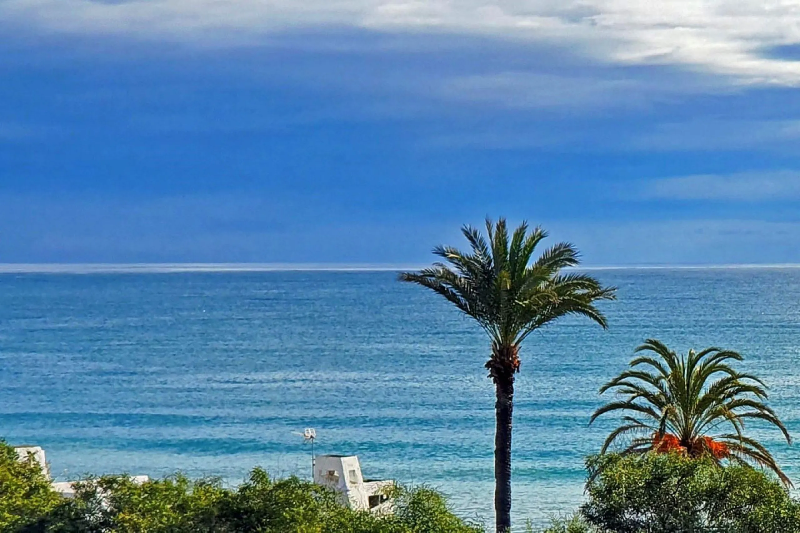 EXCLUSIVE SEMI-DETACHED HOUSE IN BAHÍA DORADA (WEST ESTEPONA) WITH PANORAMIC SEA VIEWS.