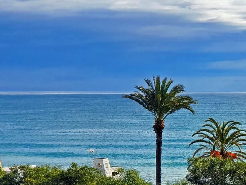 EXCLUSIVE SEMI-DETACHED HOUSE IN BAHÍA DORADA (WEST ESTEPONA) WITH PANORAMIC SEA VIEWS.