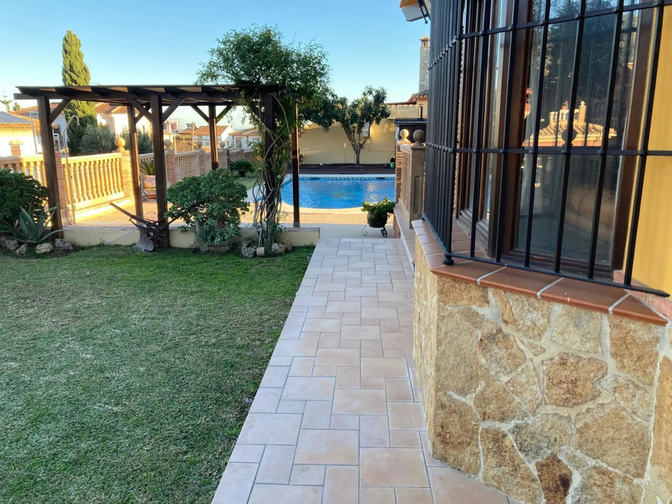 House - Detached Villa в продаже в Mijas, Málaga. В доме 4 спален и 5 ванных комнат. Площадь дома 580 м². Площадь участка 1200 м²