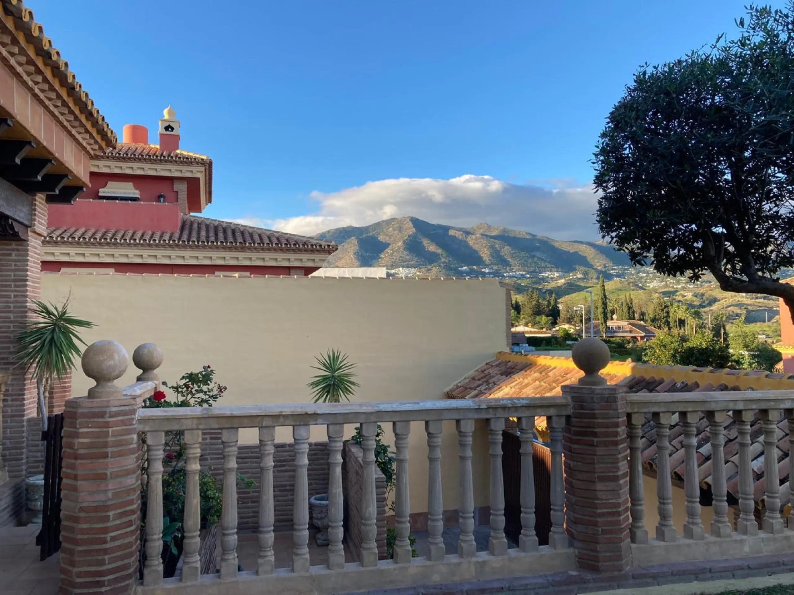 House - Detached Villa в продаже в Mijas, Málaga. В доме 4 спален и 5 ванных комнат. Площадь дома 580 м². Площадь участка 1200 м²
