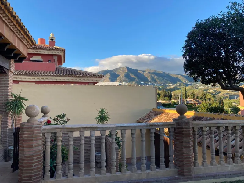House - Detached Villa в продаже в Mijas, Málaga. В доме 4 спален и 5 ванных комнат. Площадь дома 580 м². Площадь участка 1200 м²
