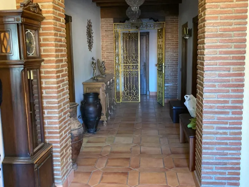 House - Detached Villa в продаже в Mijas, Málaga. В доме 4 спален и 5 ванных комнат. Площадь дома 580 м². Площадь участка 1200 м²