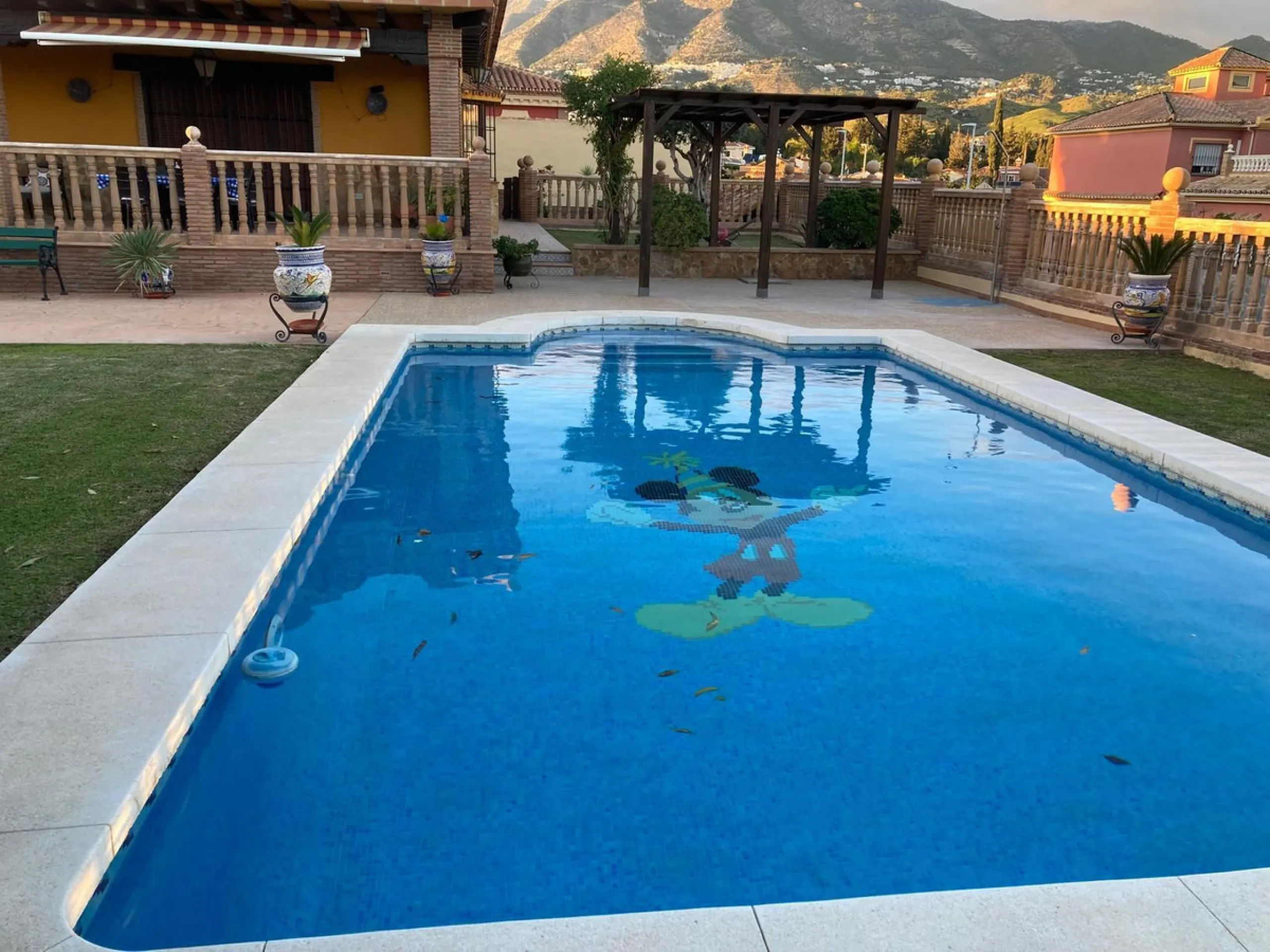 House - Detached Villa в продаже в Mijas, Málaga. В доме 4 спален и 5 ванных комнат. Площадь дома 580 м². Площадь участка 1200 м²