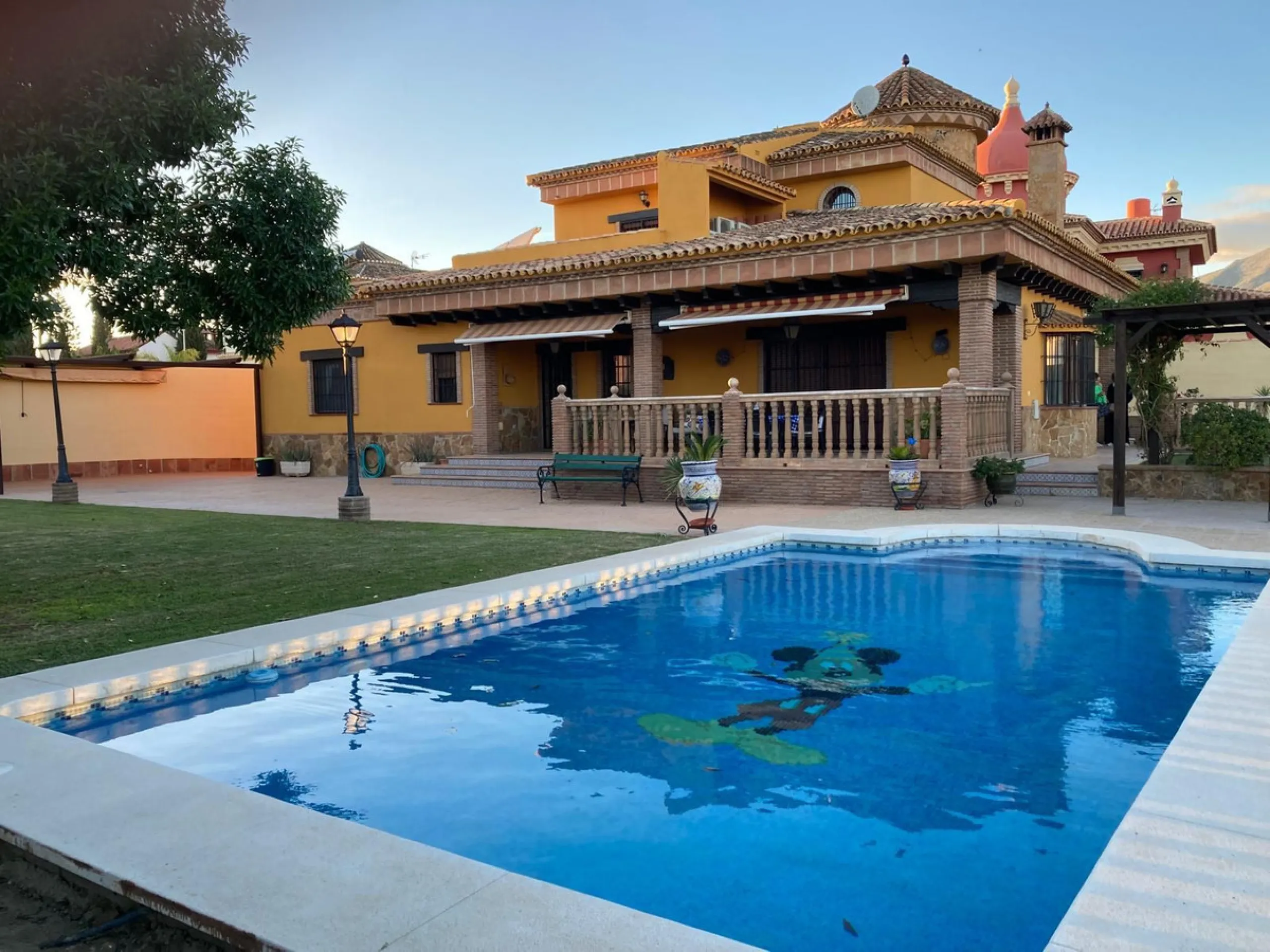 House - Detached Villa в продаже в Mijas, Málaga. В доме 4 спален и 5 ванных комнат. Площадь дома 580 м². Площадь участка 1200 м²