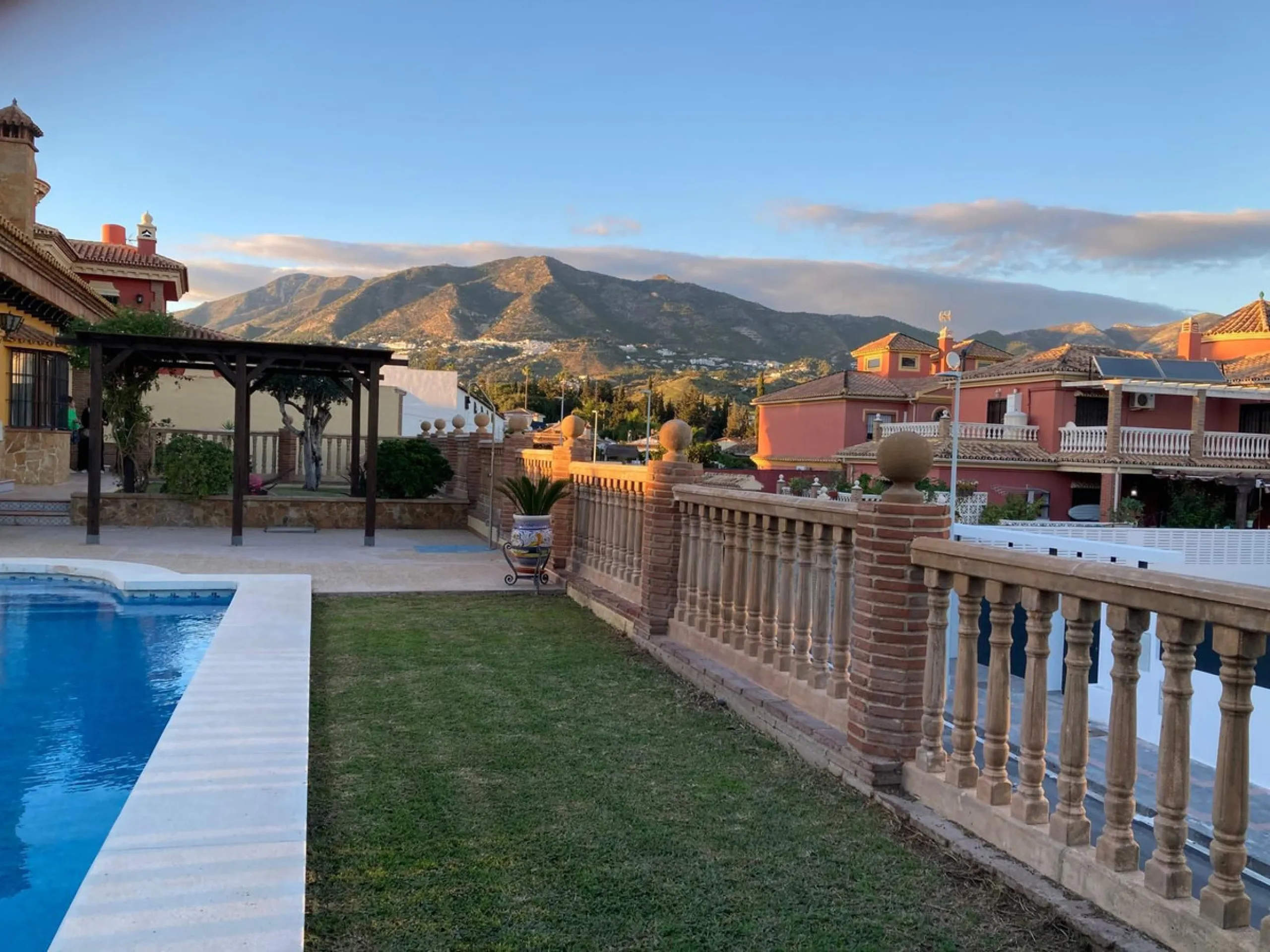 House - Detached Villa в продаже в Mijas, Málaga. В доме 4 спален и 5 ванных комнат. Площадь дома 580 м². Площадь участка 1200 м²