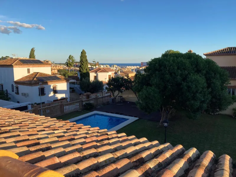 House - Detached Villa в продаже в Mijas, Málaga. В доме 4 спален и 5 ванных комнат. Площадь дома 580 м². Площадь участка 1200 м²