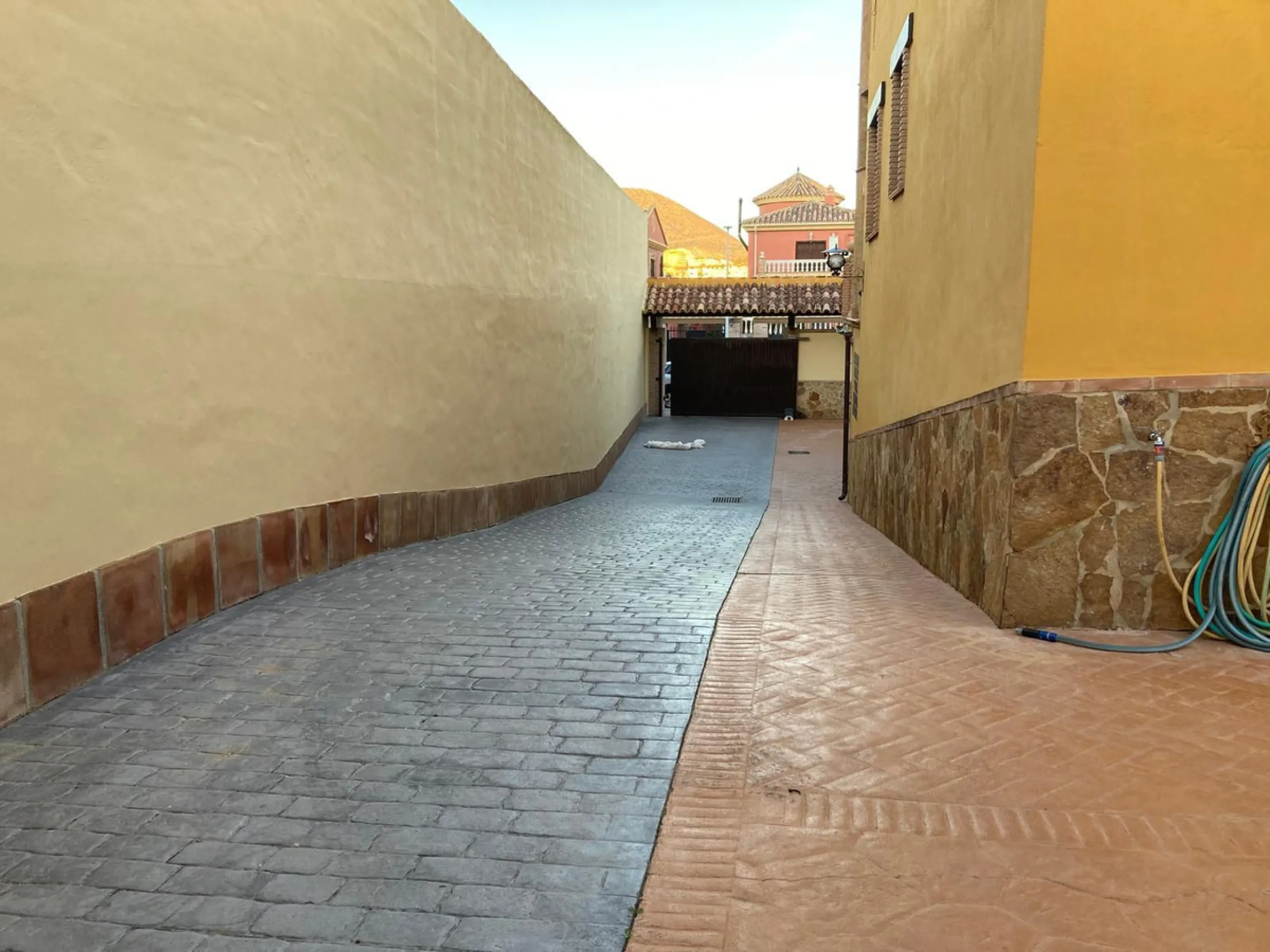 House - Detached Villa в продаже в Mijas, Málaga. В доме 4 спален и 5 ванных комнат. Площадь дома 580 м². Площадь участка 1200 м²