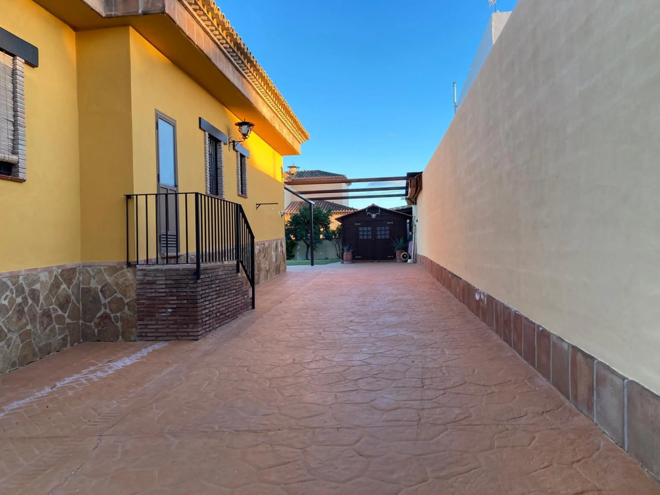House - Detached Villa в продаже в Mijas, Málaga. В доме 4 спален и 5 ванных комнат. Площадь дома 580 м². Площадь участка 1200 м²