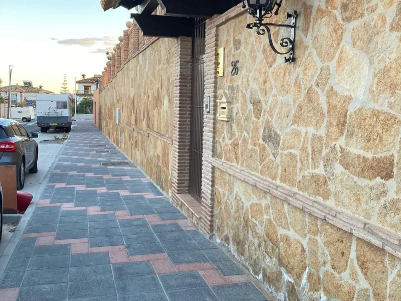 House - Detached Villa в продаже в Mijas, Málaga. В доме 4 спален и 5 ванных комнат. Площадь дома 580 м². Площадь участка 1200 м²