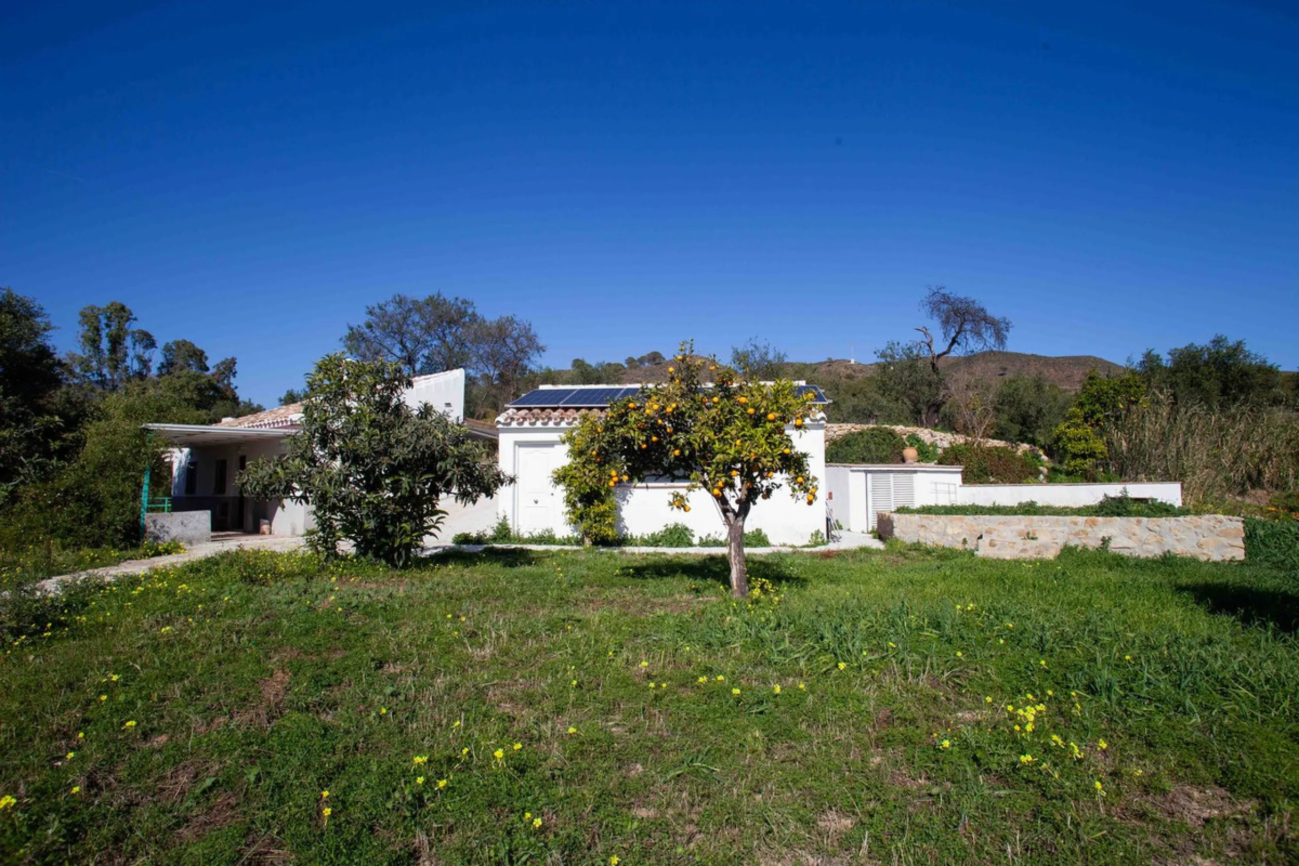 Unique opportunity to create your own holiday park! Just 35 km from Málaga Airport and 5 km from the picturesque village of Casarabonela, this unique complex consists of four separate buildings. There is a 91m² main house and three additional buildings, i