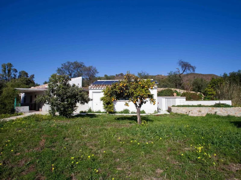 Unique opportunity to create your own holiday park! Just 35 km from Málaga Airport and 5 km from the picturesque village of Casarabonela, this unique complex consists of four separate buildings. There is a 91m² main house and three additional buildings, i