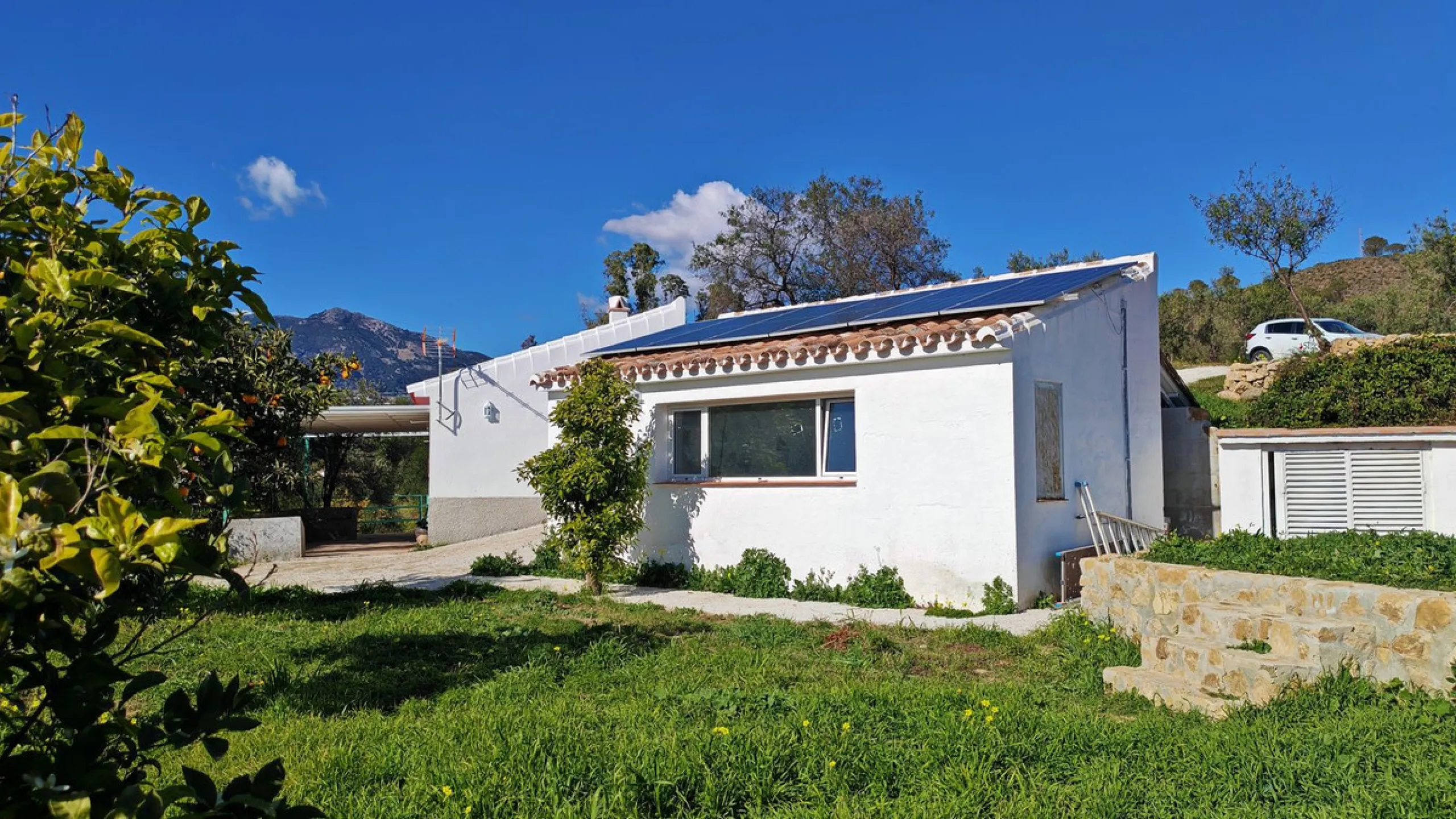 Unique opportunity to create your own holiday park! Just 35 km from Málaga Airport and 5 km from the picturesque village of Casarabonela, this unique complex consists of four separate buildings. There is a 91m² main house and three additional buildings, i