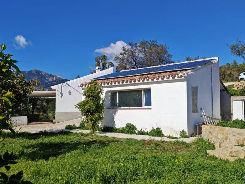 Unique opportunity to create your own holiday park! Just 35 km from Málaga Airport and 5 km from the picturesque village of Casarabonela, this unique complex consists of four separate buildings. There is a 91m² main house and three additional buildings, i