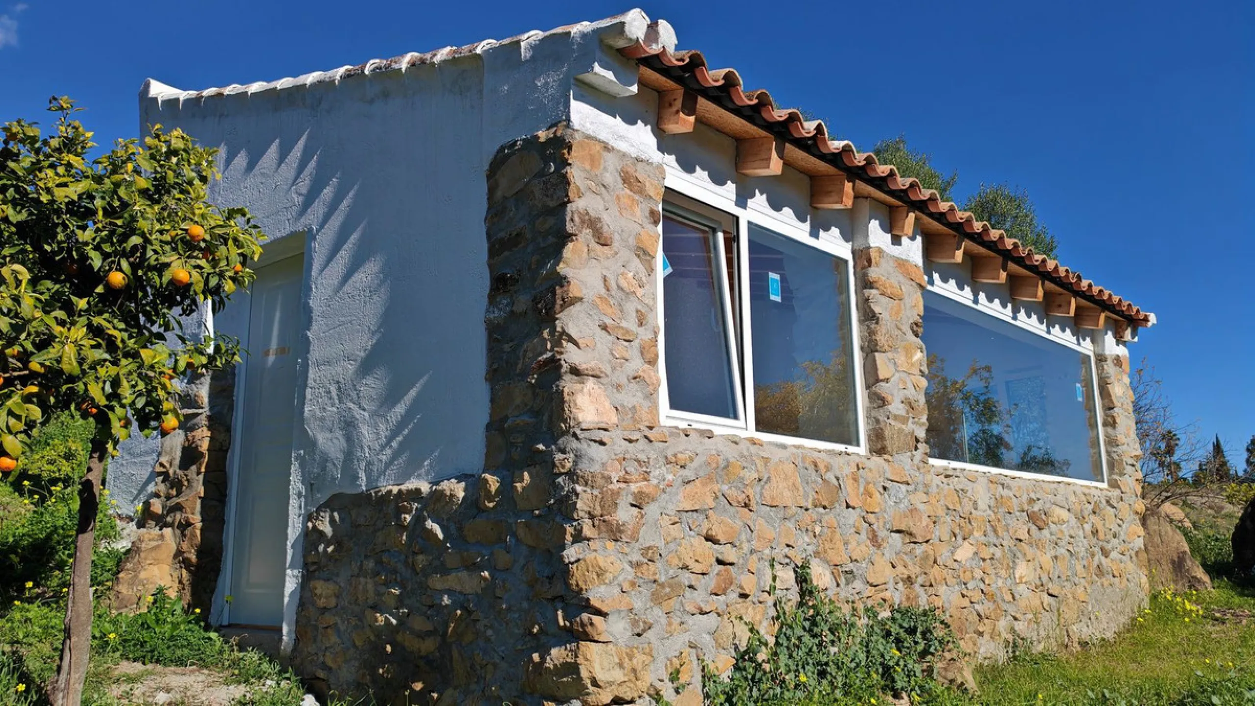 Unique opportunity to create your own holiday park! Just 35 km from Málaga Airport and 5 km from the picturesque village of Casarabonela, this unique complex consists of four separate buildings. There is a 91m² main house and three additional buildings, i
