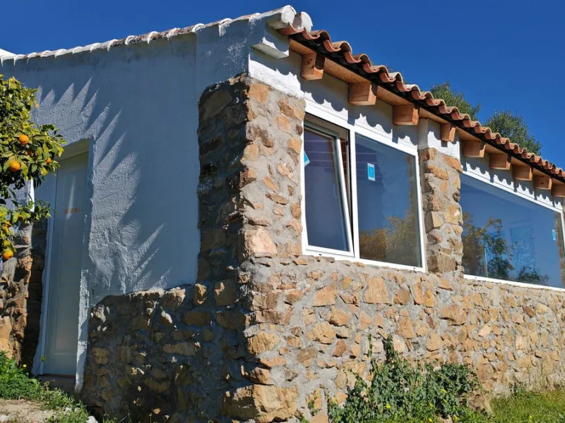 Unique opportunity to create your own holiday park! Just 35 km from Málaga Airport and 5 km from the picturesque village of Casarabonela, this unique complex consists of four separate buildings. There is a 91m² main house and three additional buildings, i