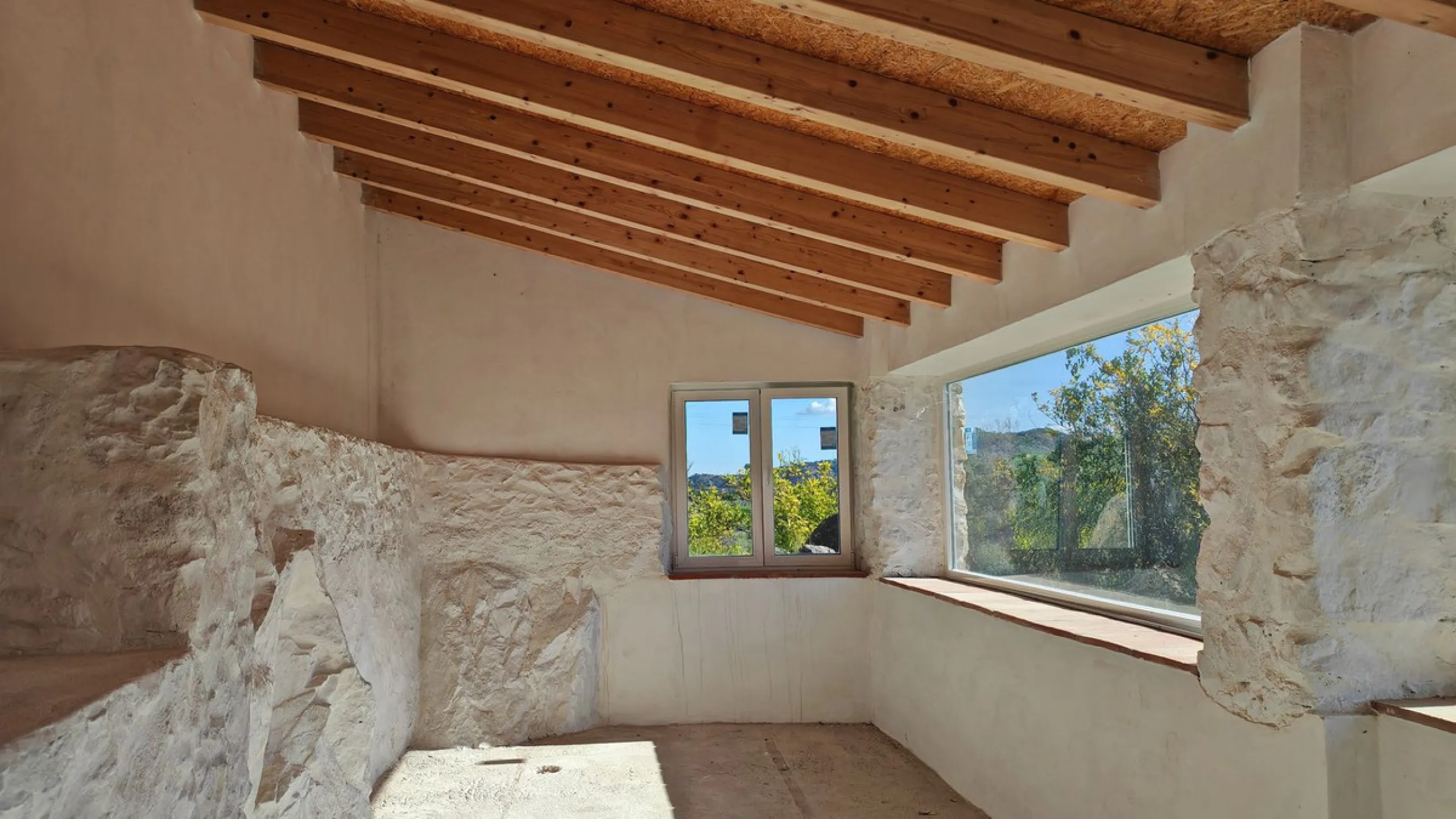 Unique opportunity to create your own holiday park! Just 35 km from Málaga Airport and 5 km from the picturesque village of Casarabonela, this unique complex consists of four separate buildings. There is a 91m² main house and three additional buildings, i