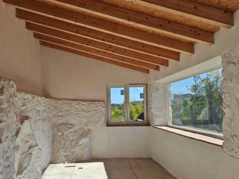 Unique opportunity to create your own holiday park! Just 35 km from Málaga Airport and 5 km from the picturesque village of Casarabonela, this unique complex consists of four separate buildings. There is a 91m² main house and three additional buildings, i