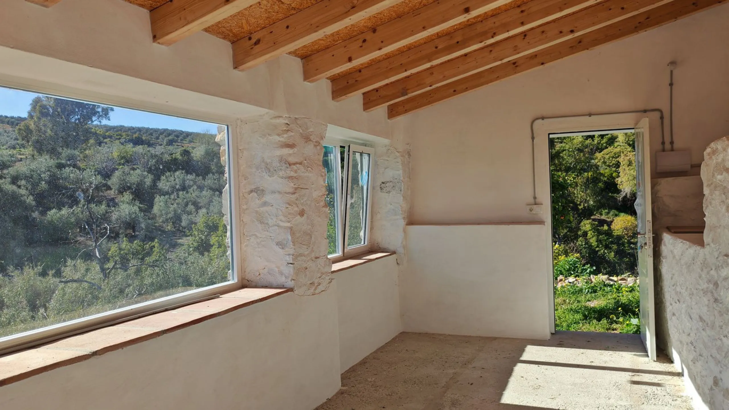 Unique opportunity to create your own holiday park! Just 35 km from Málaga Airport and 5 km from the picturesque village of Casarabonela, this unique complex consists of four separate buildings. There is a 91m² main house and three additional buildings, i