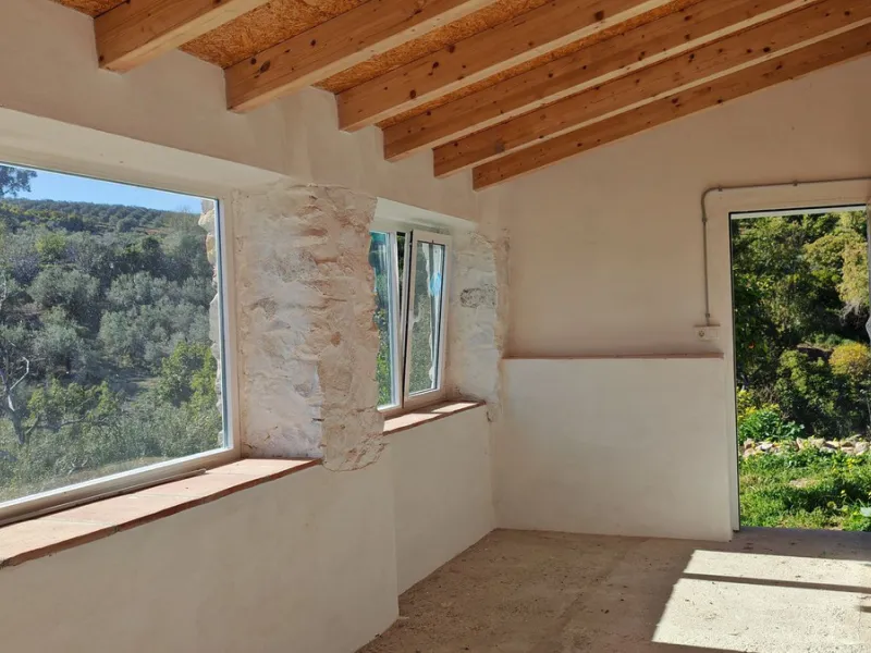 Unique opportunity to create your own holiday park! Just 35 km from Málaga Airport and 5 km from the picturesque village of Casarabonela, this unique complex consists of four separate buildings. There is a 91m² main house and three additional buildings, i