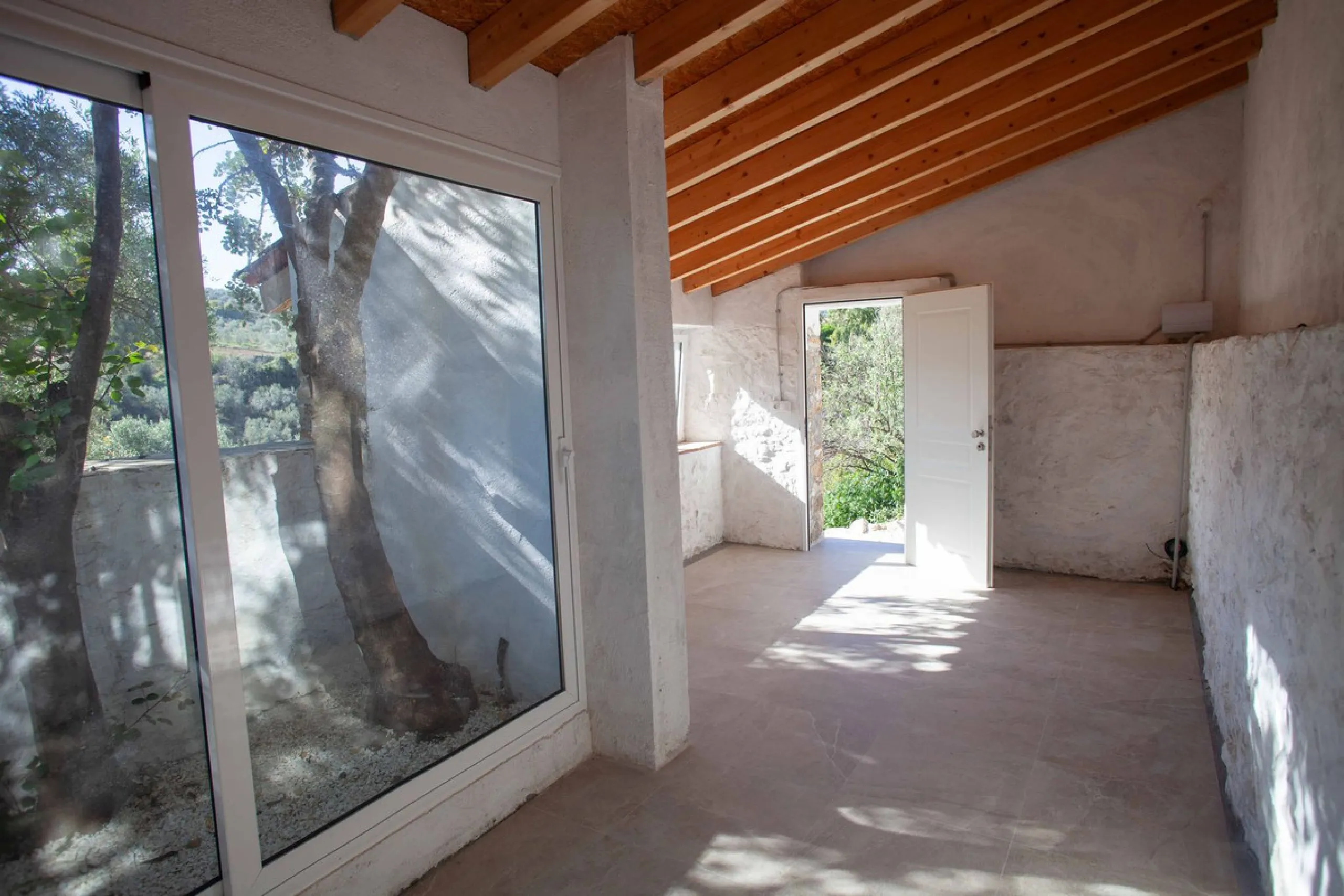 Unique opportunity to create your own holiday park! Just 35 km from Málaga Airport and 5 km from the picturesque village of Casarabonela, this unique complex consists of four separate buildings. There is a 91m² main house and three additional buildings, i