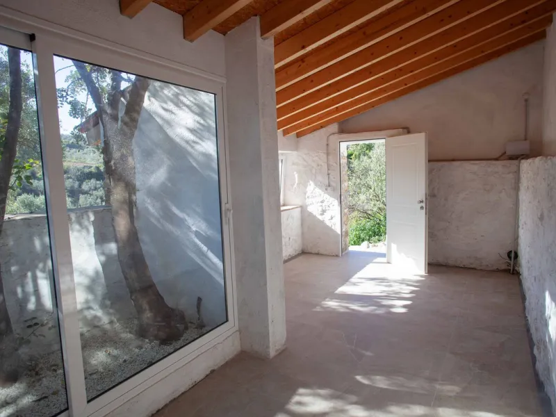 Unique opportunity to create your own holiday park! Just 35 km from Málaga Airport and 5 km from the picturesque village of Casarabonela, this unique complex consists of four separate buildings. There is a 91m² main house and three additional buildings, i