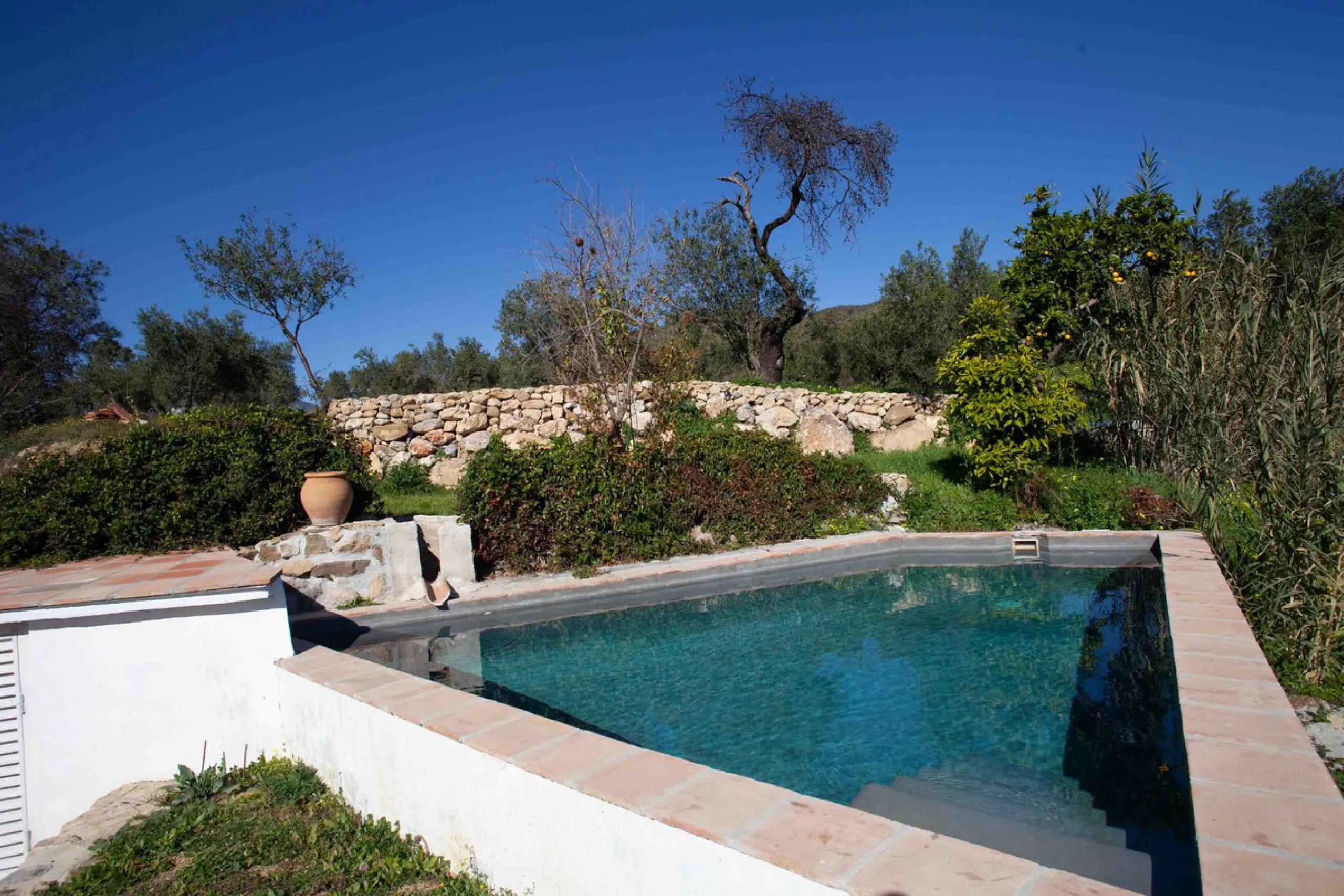 Unique opportunity to create your own holiday park! Just 35 km from Málaga Airport and 5 km from the picturesque village of Casarabonela, this unique complex consists of four separate buildings. There is a 91m² main house and three additional buildings, i