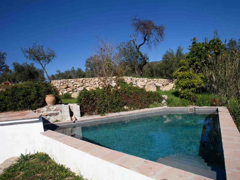 Unique opportunity to create your own holiday park! Just 35 km from Málaga Airport and 5 km from the picturesque village of Casarabonela, this unique complex consists of four separate buildings. There is a 91m² main house and three additional buildings, i