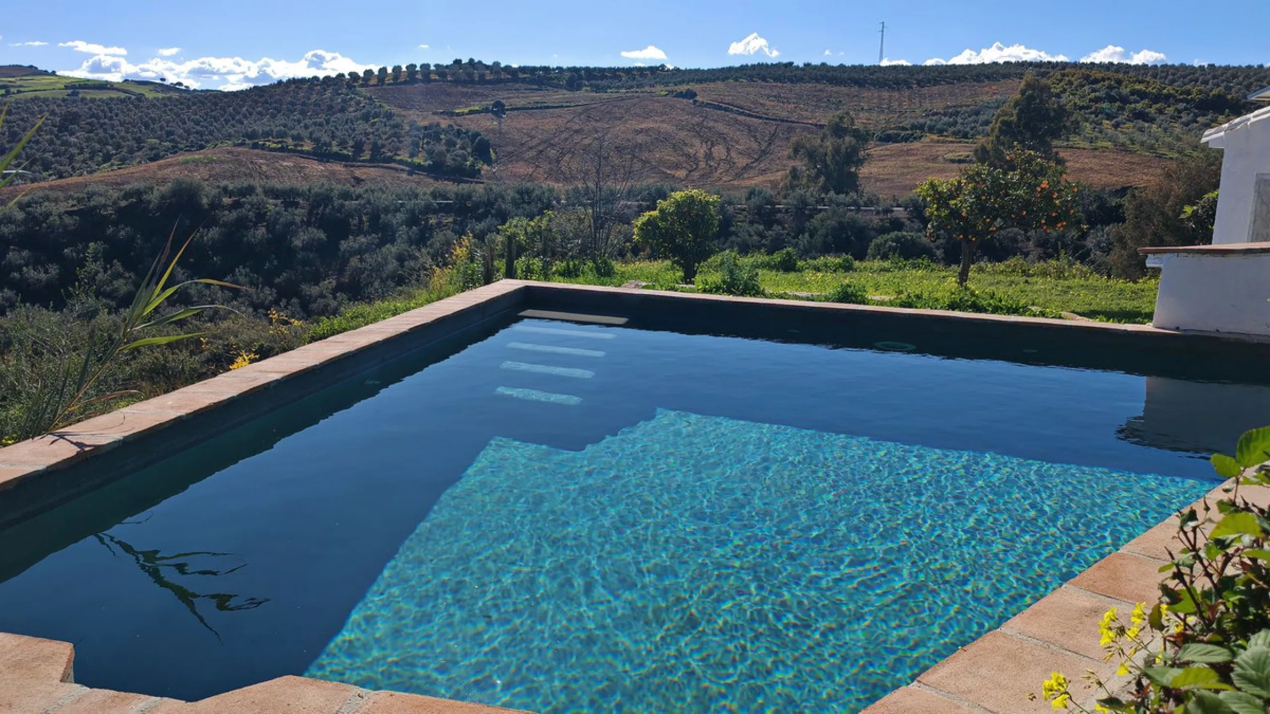 Unique opportunity to create your own holiday park! Just 35 km from Málaga Airport and 5 km from the picturesque village of Casarabonela, this unique complex consists of four separate buildings. There is a 91m² main house and three additional buildings, i