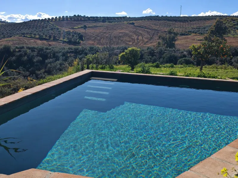 Unique opportunity to create your own holiday park! Just 35 km from Málaga Airport and 5 km from the picturesque village of Casarabonela, this unique complex consists of four separate buildings. There is a 91m² main house and three additional buildings, i