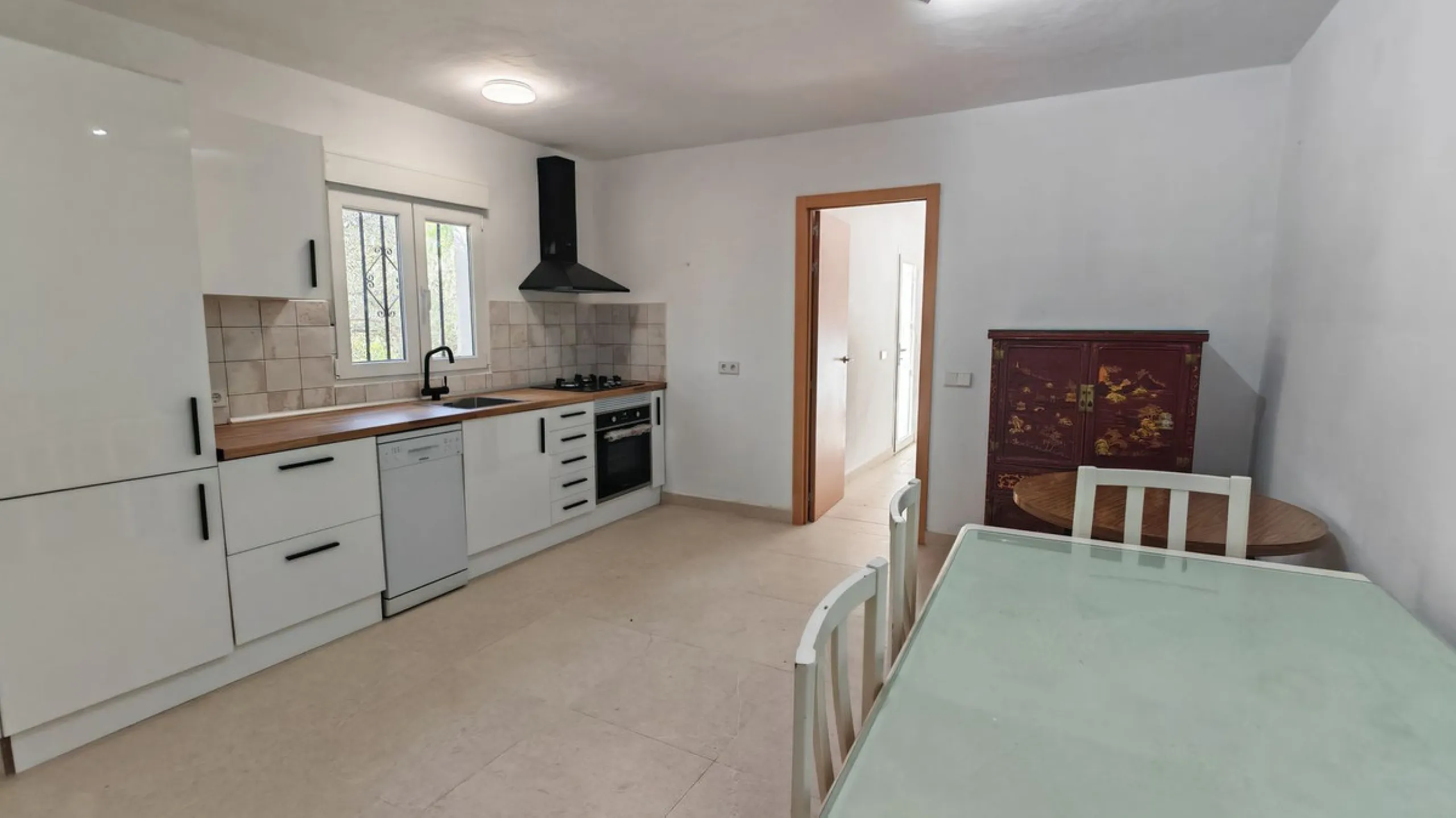 Unique opportunity to create your own holiday park! Just 35 km from Málaga Airport and 5 km from the picturesque village of Casarabonela, this unique complex consists of four separate buildings. There is a 91m² main house and three additional buildings, i