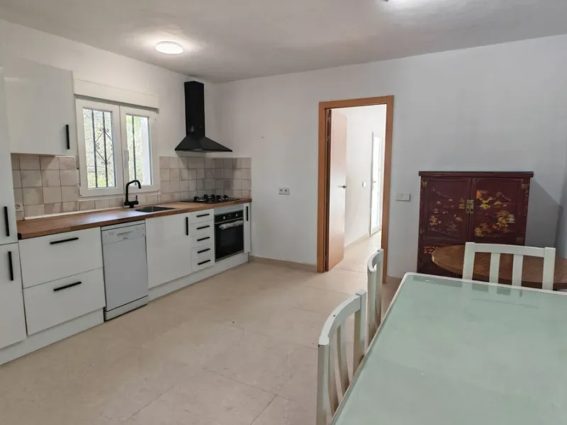 Unique opportunity to create your own holiday park! Just 35 km from Málaga Airport and 5 km from the picturesque village of Casarabonela, this unique complex consists of four separate buildings. There is a 91m² main house and three additional buildings, i