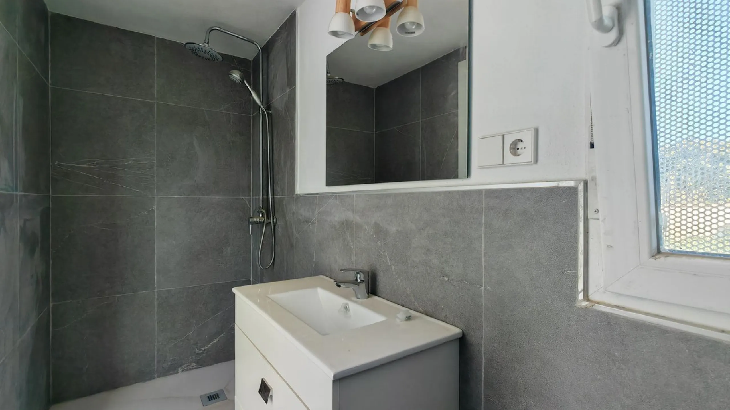 Unique opportunity to create your own holiday park! Just 35 km from Málaga Airport and 5 km from the picturesque village of Casarabonela, this unique complex consists of four separate buildings. There is a 91m² main house and three additional buildings, i