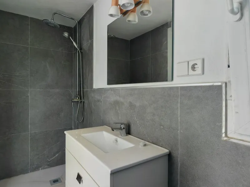 Unique opportunity to create your own holiday park! Just 35 km from Málaga Airport and 5 km from the picturesque village of Casarabonela, this unique complex consists of four separate buildings. There is a 91m² main house and three additional buildings, i