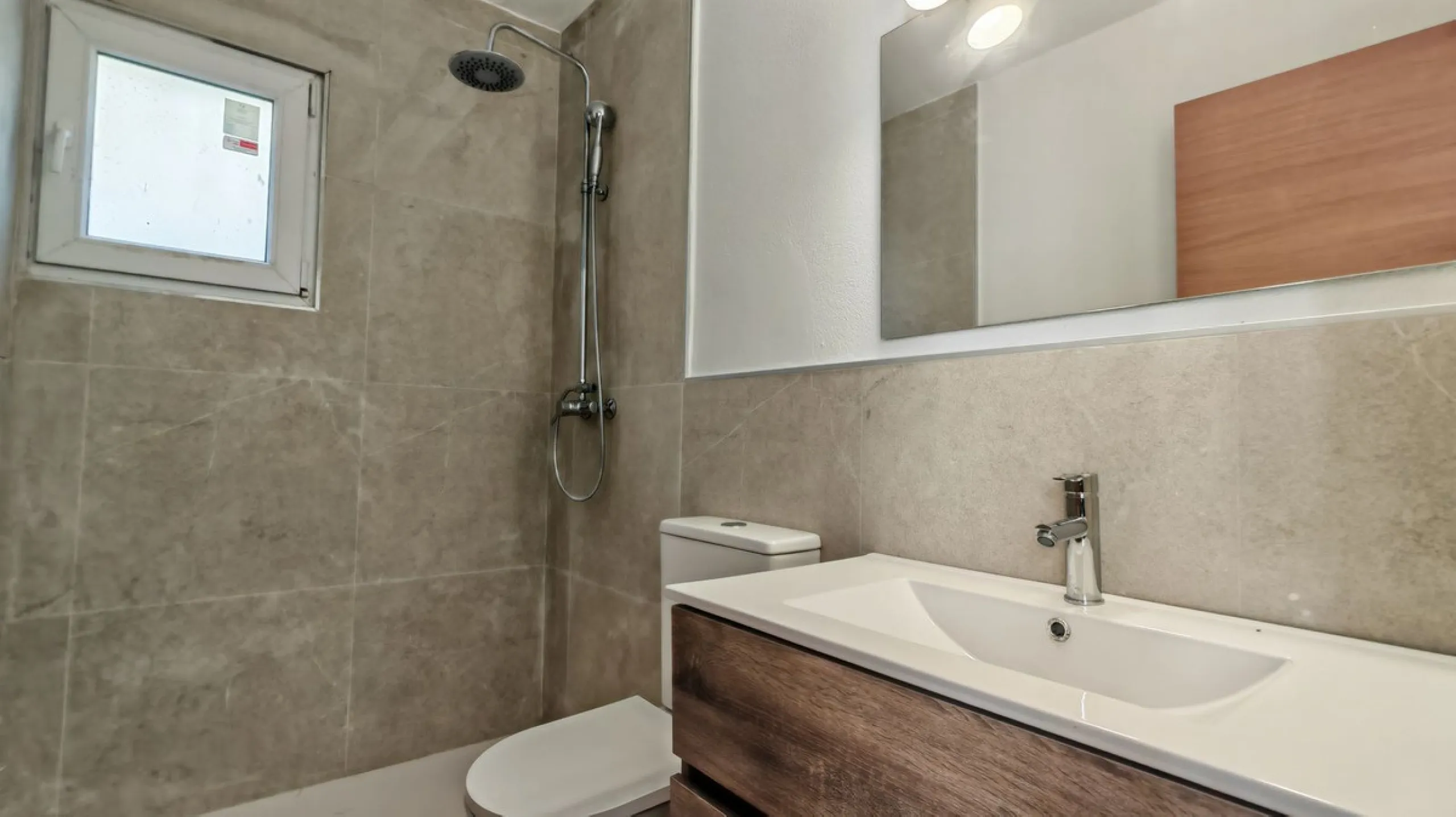 Unique opportunity to create your own holiday park! Just 35 km from Málaga Airport and 5 km from the picturesque village of Casarabonela, this unique complex consists of four separate buildings. There is a 91m² main house and three additional buildings, i