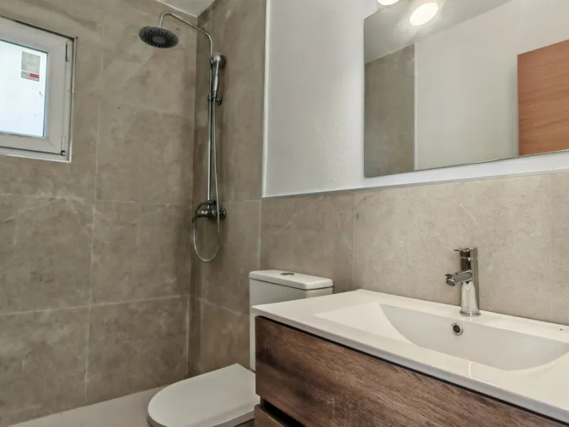 Unique opportunity to create your own holiday park! Just 35 km from Málaga Airport and 5 km from the picturesque village of Casarabonela, this unique complex consists of four separate buildings. There is a 91m² main house and three additional buildings, i
