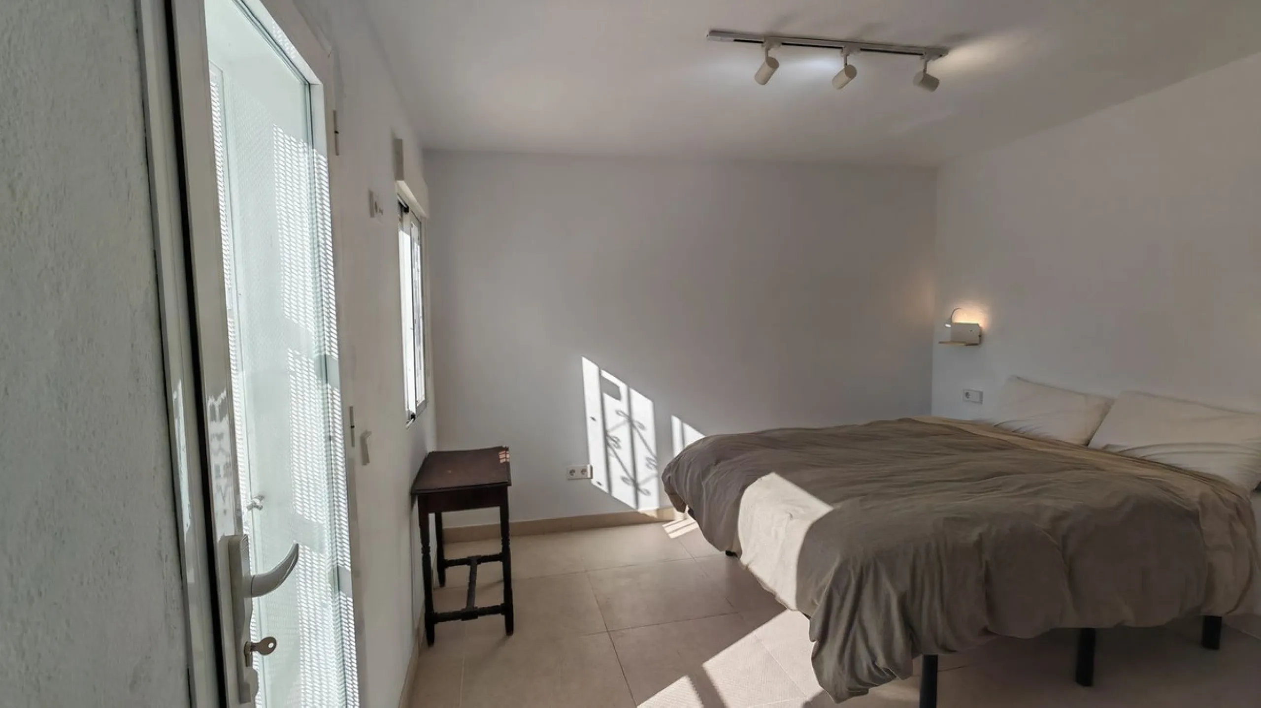Unique opportunity to create your own holiday park! Just 35 km from Málaga Airport and 5 km from the picturesque village of Casarabonela, this unique complex consists of four separate buildings. There is a 91m² main house and three additional buildings, i