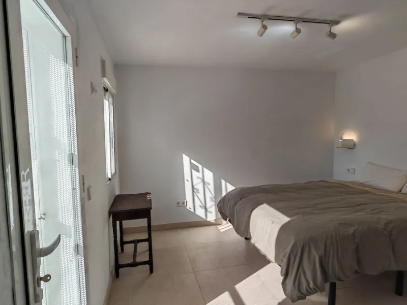 Unique opportunity to create your own holiday park! Just 35 km from Málaga Airport and 5 km from the picturesque village of Casarabonela, this unique complex consists of four separate buildings. There is a 91m² main house and three additional buildings, i
