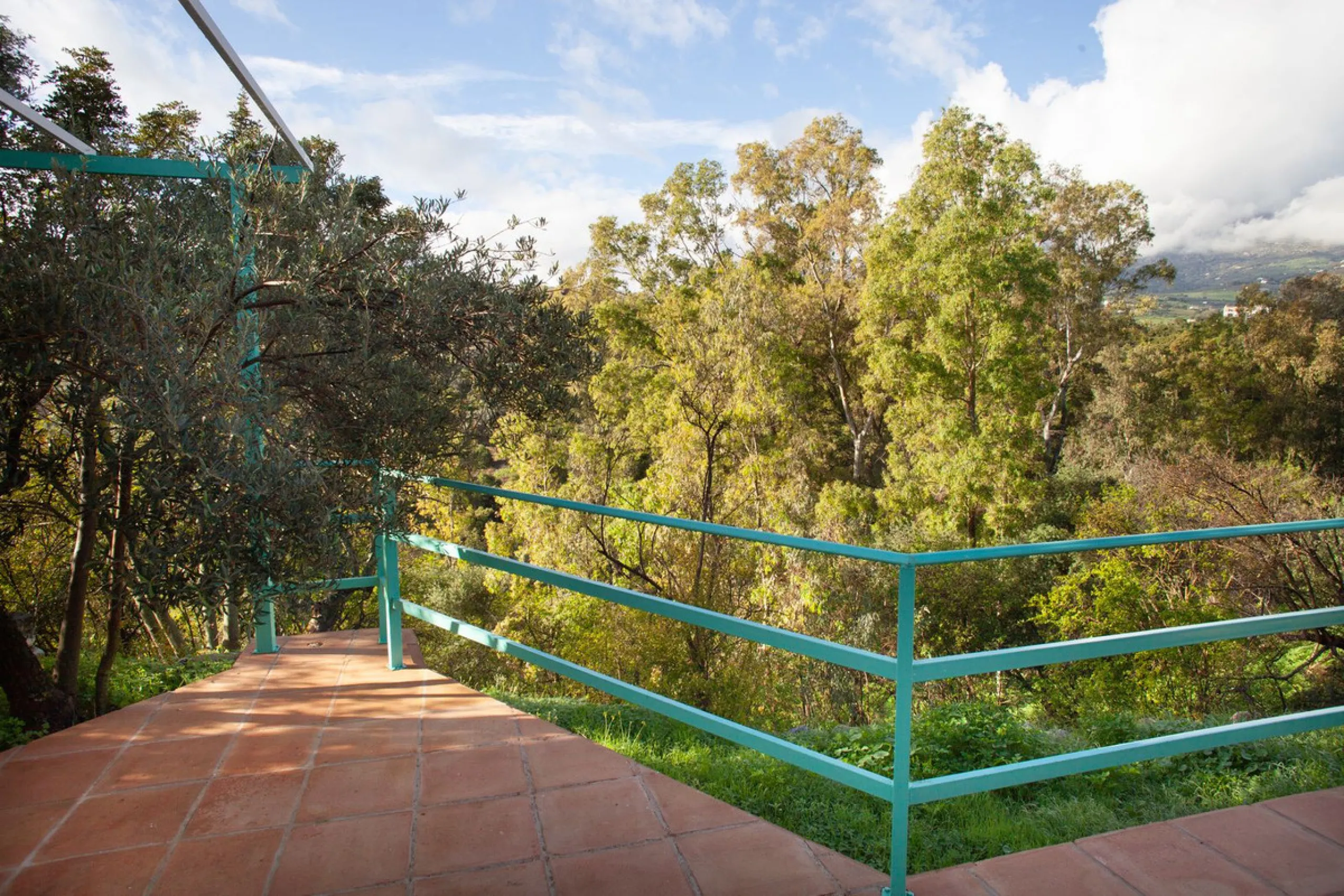 Unique opportunity to create your own holiday park! Just 35 km from Málaga Airport and 5 km from the picturesque village of Casarabonela, this unique complex consists of four separate buildings. There is a 91m² main house and three additional buildings, i