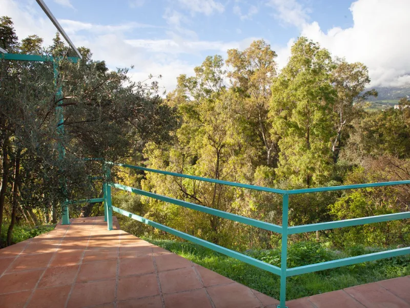 Unique opportunity to create your own holiday park! Just 35 km from Málaga Airport and 5 km from the picturesque village of Casarabonela, this unique complex consists of four separate buildings. There is a 91m² main house and three additional buildings, i