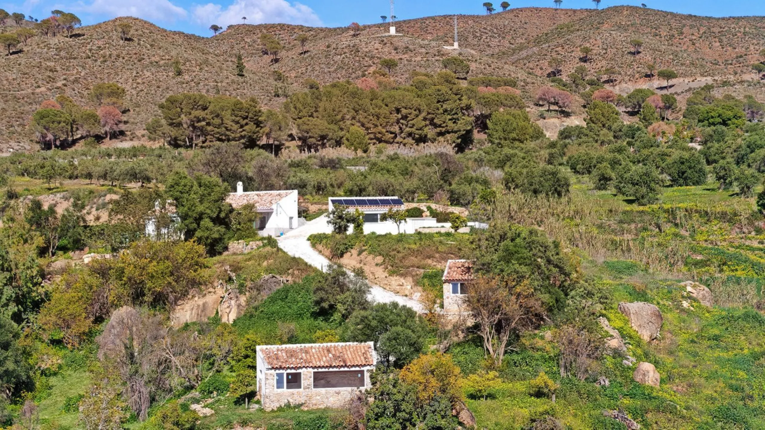 Unique opportunity to create your own holiday park! Just 35 km from Málaga Airport and 5 km from the picturesque village of Casarabonela, this unique complex consists of four separate buildings. There is a 91m² main house and three additional buildings, i