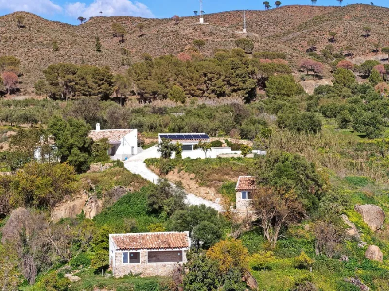 Unique opportunity to create your own holiday park! Just 35 km from Málaga Airport and 5 km from the picturesque village of Casarabonela, this unique complex consists of four separate buildings. There is a 91m² main house and three additional buildings, i