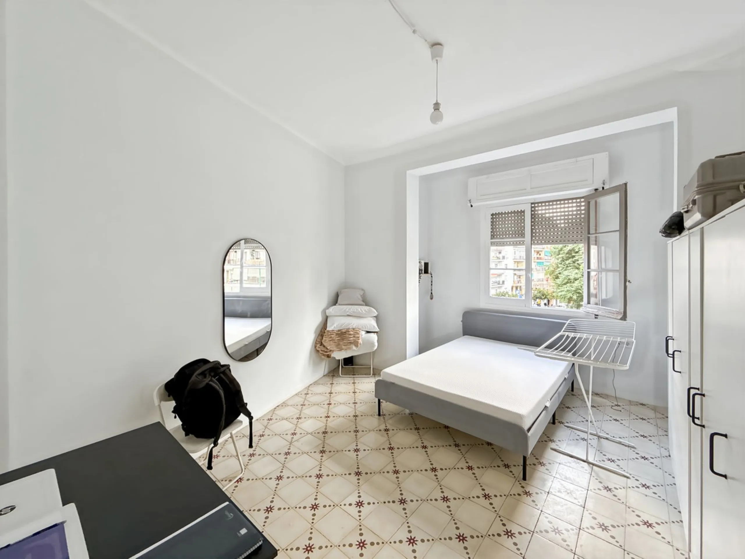 Excellent opportunity for investors! A 4-story building for sale located in the Olletas area, one of the highest growth potential areas in Málaga. This building includes 10 apartments and 4 commercial premises, ideal for those looking for a profitable pro