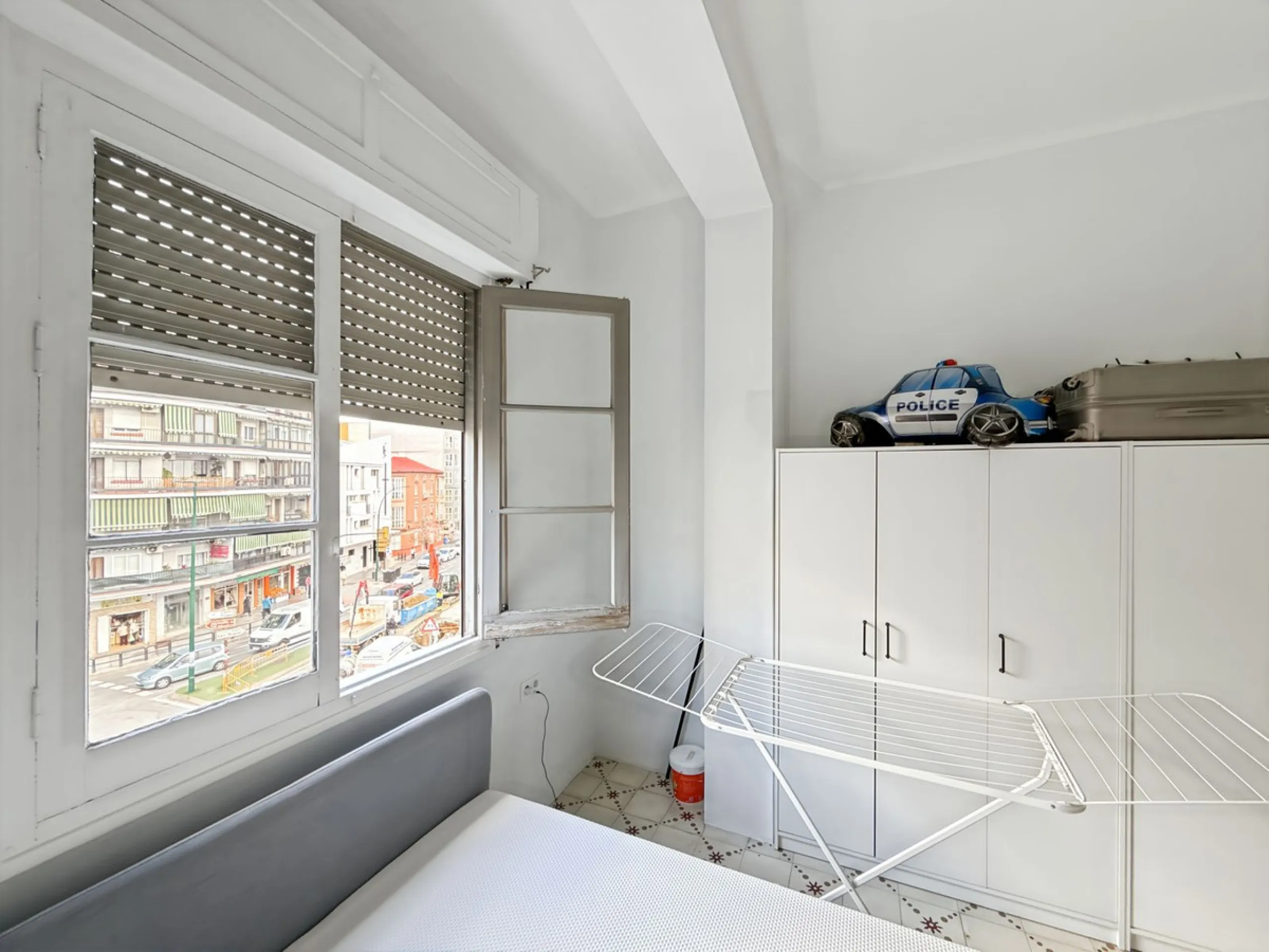 Excellent opportunity for investors! A 4-story building for sale located in the Olletas area, one of the highest growth potential areas in Málaga. This building includes 10 apartments and 4 commercial premises, ideal for those looking for a profitable pro