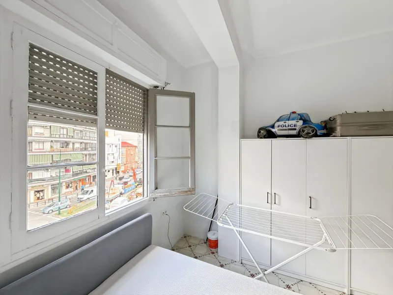 Excellent opportunity for investors! A 4-story building for sale located in the Olletas area, one of the highest growth potential areas in Málaga. This building includes 10 apartments and 4 commercial premises, ideal for those looking for a profitable pro