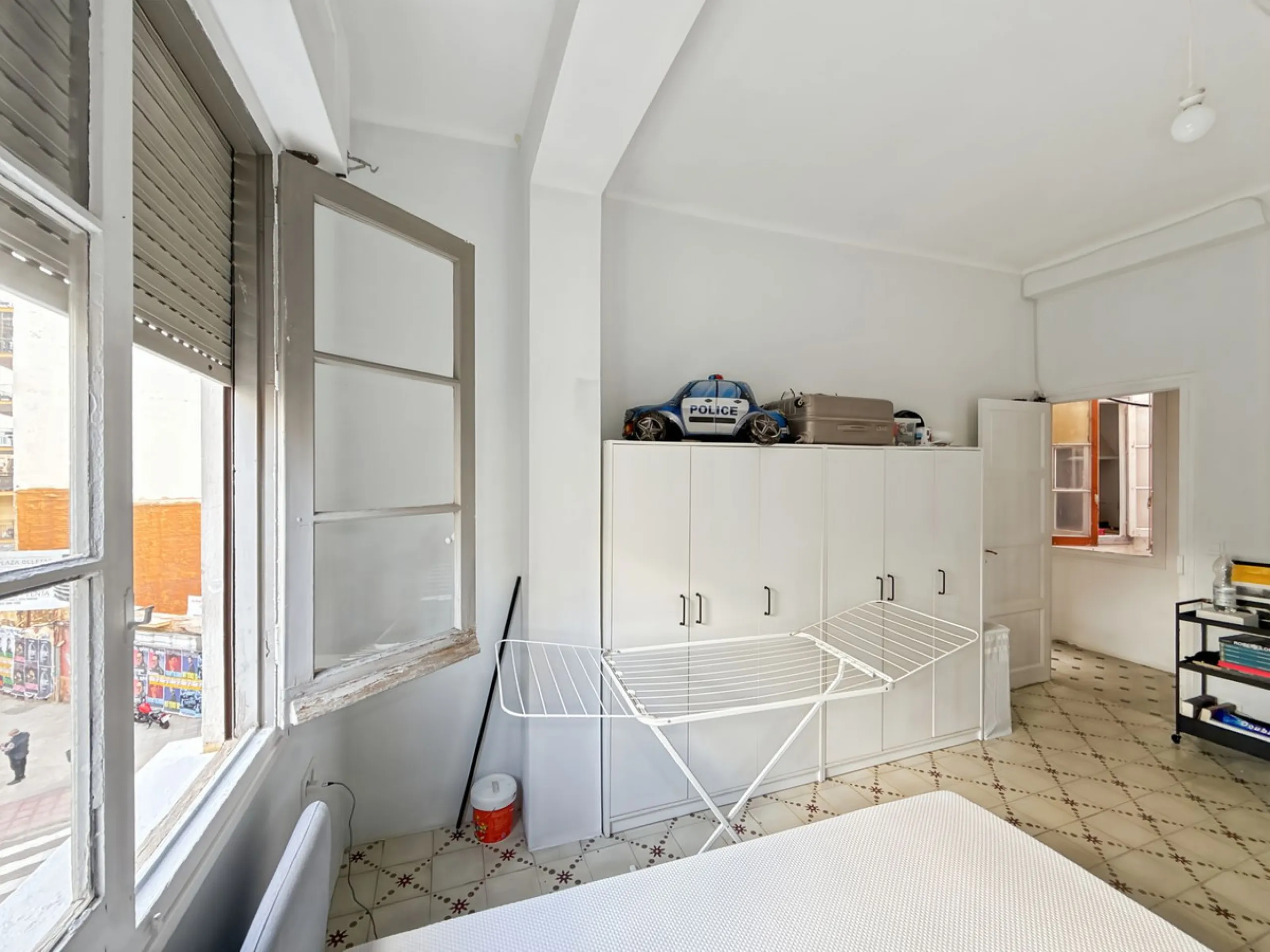 Excellent opportunity for investors! A 4-story building for sale located in the Olletas area, one of the highest growth potential areas in Málaga. This building includes 10 apartments and 4 commercial premises, ideal for those looking for a profitable pro